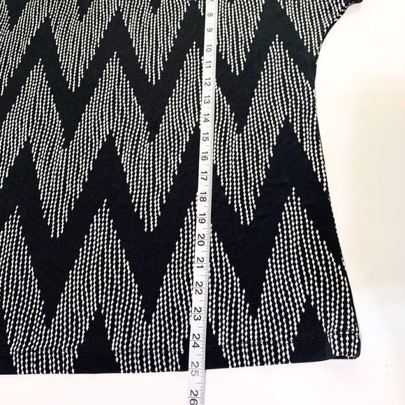 chicos travelers Short Sleeve Cold Shoulder Black Cream Slinky Top Size 1 M/8 - Picture 9 of 10